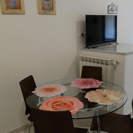 Rose Apartment Luni Extérieur photo